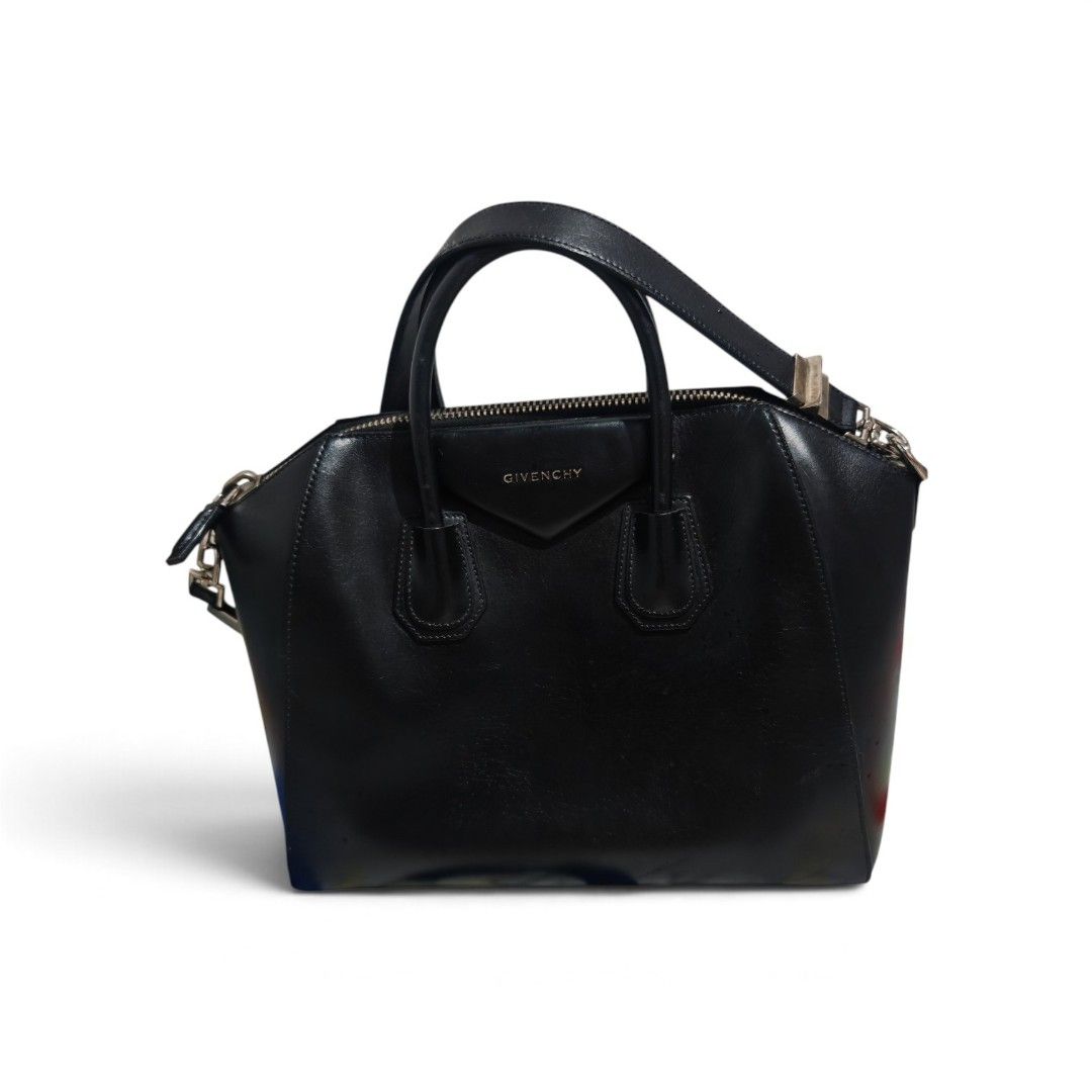 Givenchy Antigona large (Category: Luxury Bags & Wallets) located in Santa Cruz. Submitted by ukayhuntworldwide (Listing ID 1465702656, Image 1). Description: Givenchy Antigona large size Excellent Authentic.
