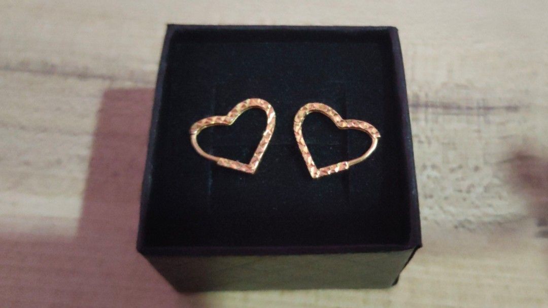 Gold Heart Hoop Earrings (Category: Earrings) located in Baliuag. Submitted by majie_e (Listing ID 1464509032, Image 1). Description: Hi, this is Heart Hoop Earrings in 18K Yellow Gold, 0.82 grams. If you're interested, kindly message me. Thank you! ✨.
