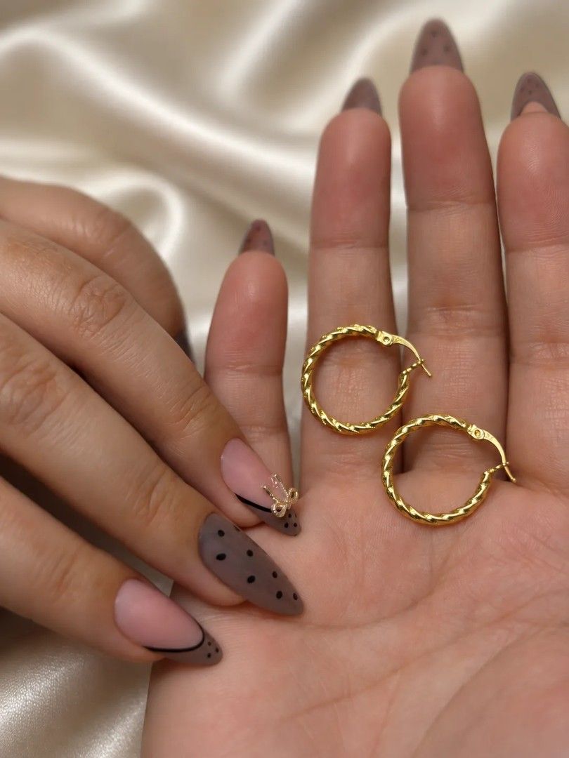 Gold twist hoop earrings (Category: Earrings) located in Caloocan City. Submitted by michelle.golveo (Listing ID 1465754454, Image 1). Description: twisted 1.69g .