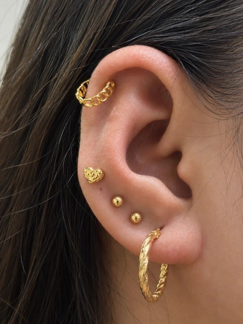 Gold twist hoop earrings (Category: Earrings) located in Caloocan City. Submitted by michelle.golveo (Listing ID 1465754454, Image 2). Description: twisted 1.69g .