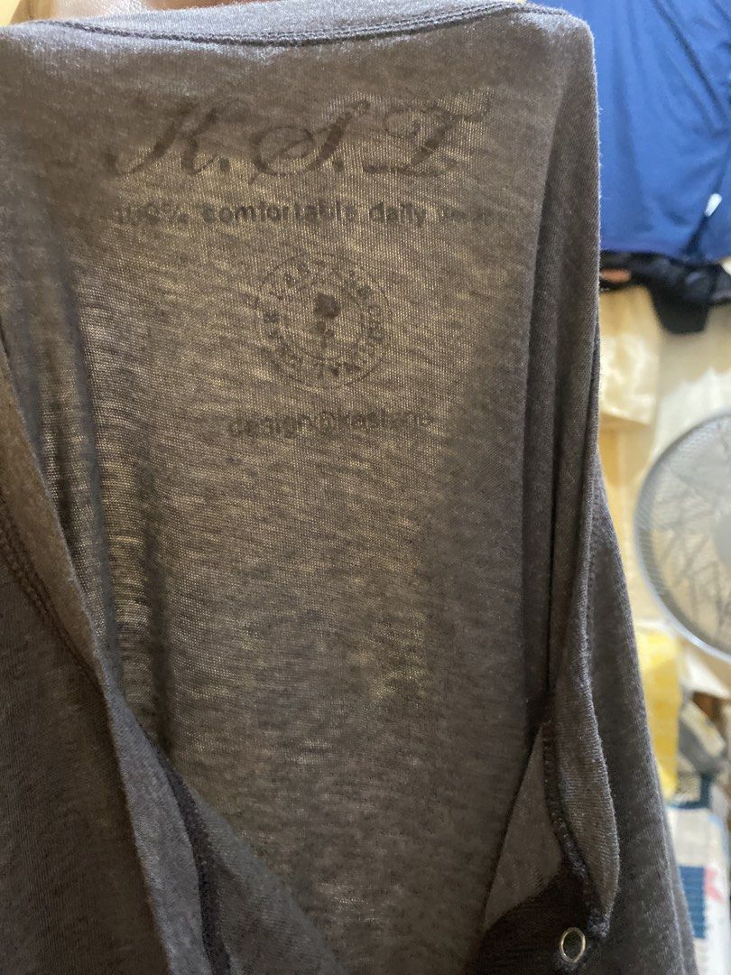Gray Henley Top (Category: Longsleeves) located in Manila. Submitted by pchyomi (Listing ID 1465690372, Image 3). Description: no issue .
