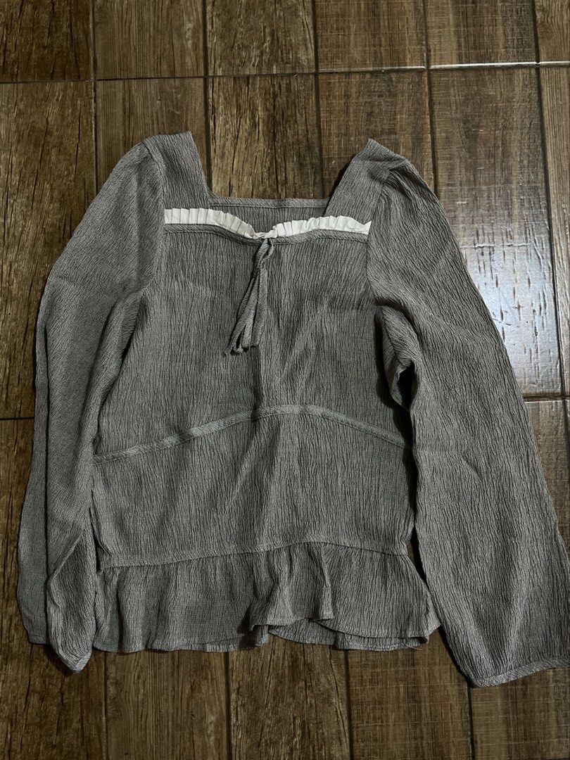 Gray Korean Blouse (Category: Blouses) located in Mandaluyong City. Submitted by yanna_02501 (Listing ID 1465645485, Image 1). Description: .