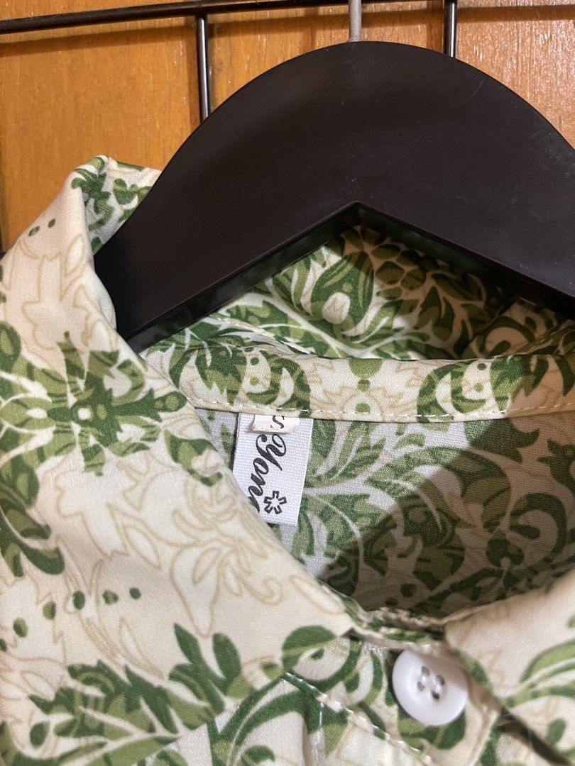 Green Floral Print Long Sleeve Button Down Blouse Size S (Category: Longsleeves) located in Pasay City. Submitted by etcunlimited0 (Listing ID 1465686934, Image 2). Description: - Color/Pattern: Green and white floral damask print - Style: Long sleeves, pointed collar, front button-down - Size: Small - Material: Lightweight and easy to tuck into pants or skirts - Versatility: Great for both workwear and casual outings.