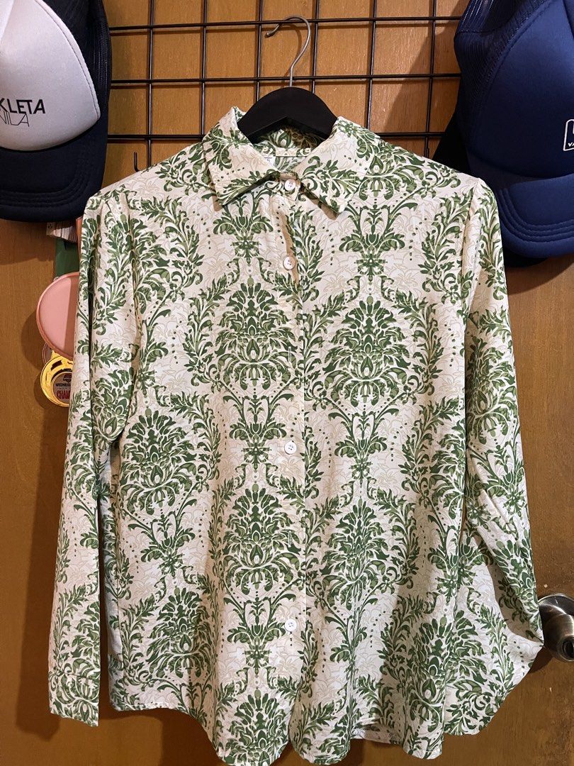 Green Floral Print Long Sleeve Button Down Blouse Size S (Category: Longsleeves) located in Pasay City. Submitted by etcunlimited0 (Listing ID 1465686934, Image 1). Description: - Color/Pattern: Green and white floral damask print - Style: Long sleeves, pointed collar, front button-down - Size: Small - Material: Lightweight and easy to tuck into pants or skirts - Versatility: Great for both workwear and casual outings.