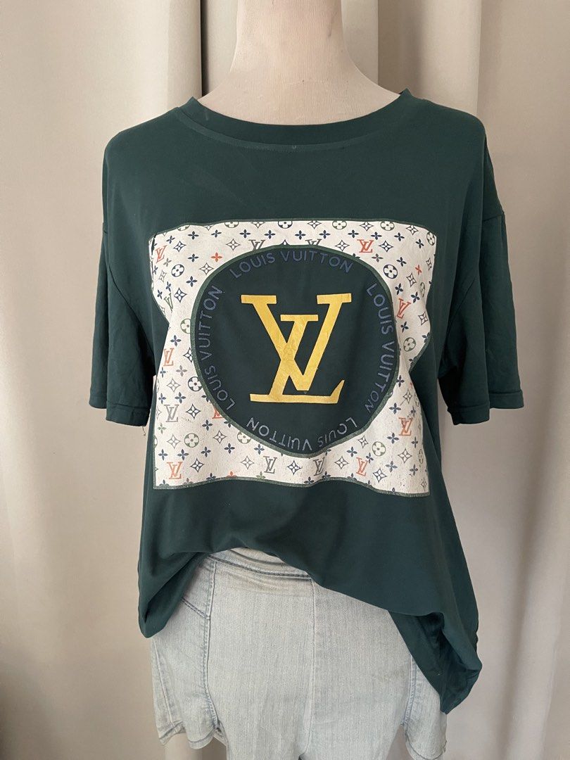 Green Graphic Print T-Shirt (Category: Tshirts & Polo Shirts ) located in Cainta. Submitted by zlove111 (Listing ID 1465583969, Image 3). Description: - Color: Dark green - Fit: Relaxed fit with short sleeves and crew neck up to xl 22" - Material: Soft, comfortable cotton - Design: Eye-catching large chest patch featuring a multicoloured monogram, circular lettering, and a bold yellow LV logo - Style: Perfect for casual everyday wear.