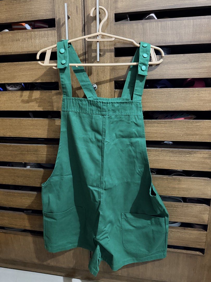 Green Jumper Shorts (Category: Jumpsuits) located in Hermosa. Submitted by laviajeraph (Listing ID 1465590700, Image 1). Description: .