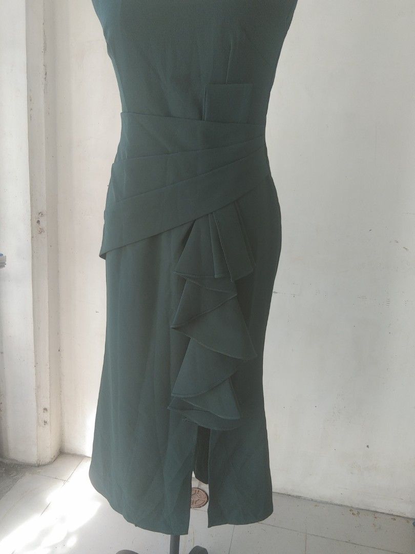 Green long dress (Category: Dresses) located in San Fernando. Submitted by kitkat.astina (Listing ID 1465631971, Image 2). Description: tape measurement front: bust: 16 inches waist: 14 inches length: 46 inches brand new.