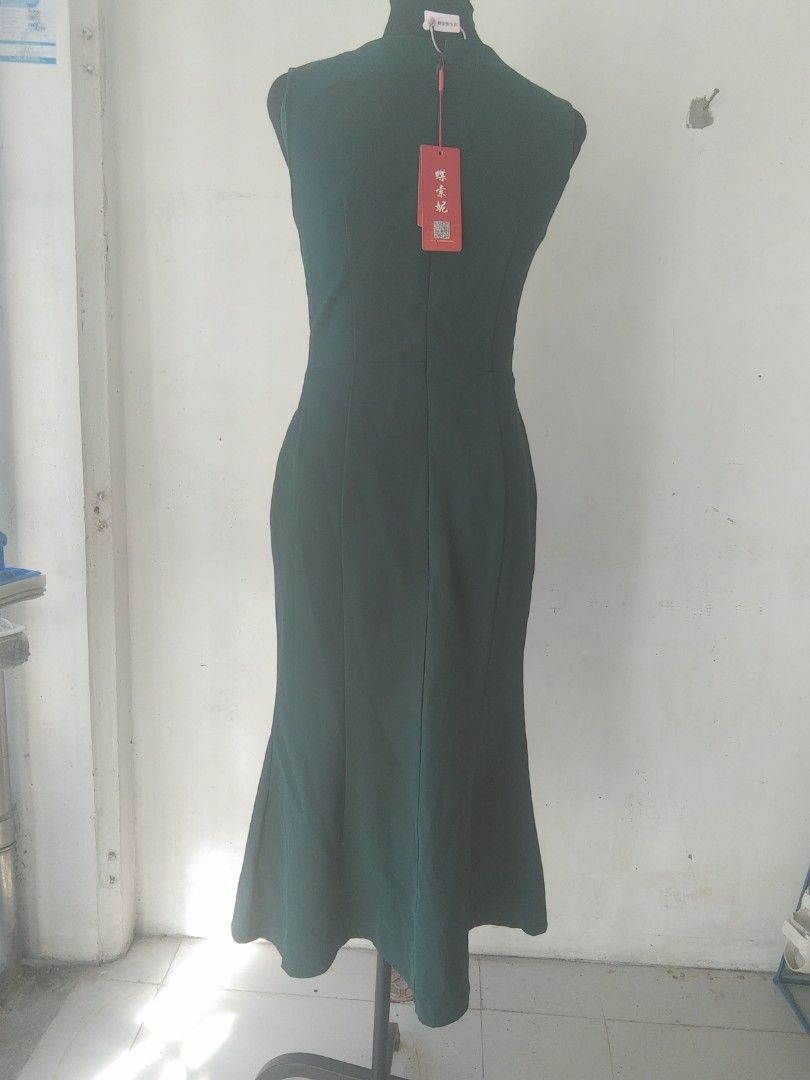 Green long dress (Category: Dresses) located in San Fernando. Submitted by kitkat.astina (Listing ID 1465631971, Image 3). Description: tape measurement front: bust: 16 inches waist: 14 inches length: 46 inches brand new.