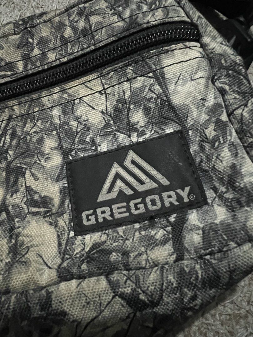 Gregory Padded Shoulder Pouch Sling bag (Category: Sling Bags) located in Mexico. Submitted by iseemiyakee. (Listing ID 1465594084, Image 2). Description: No issue.