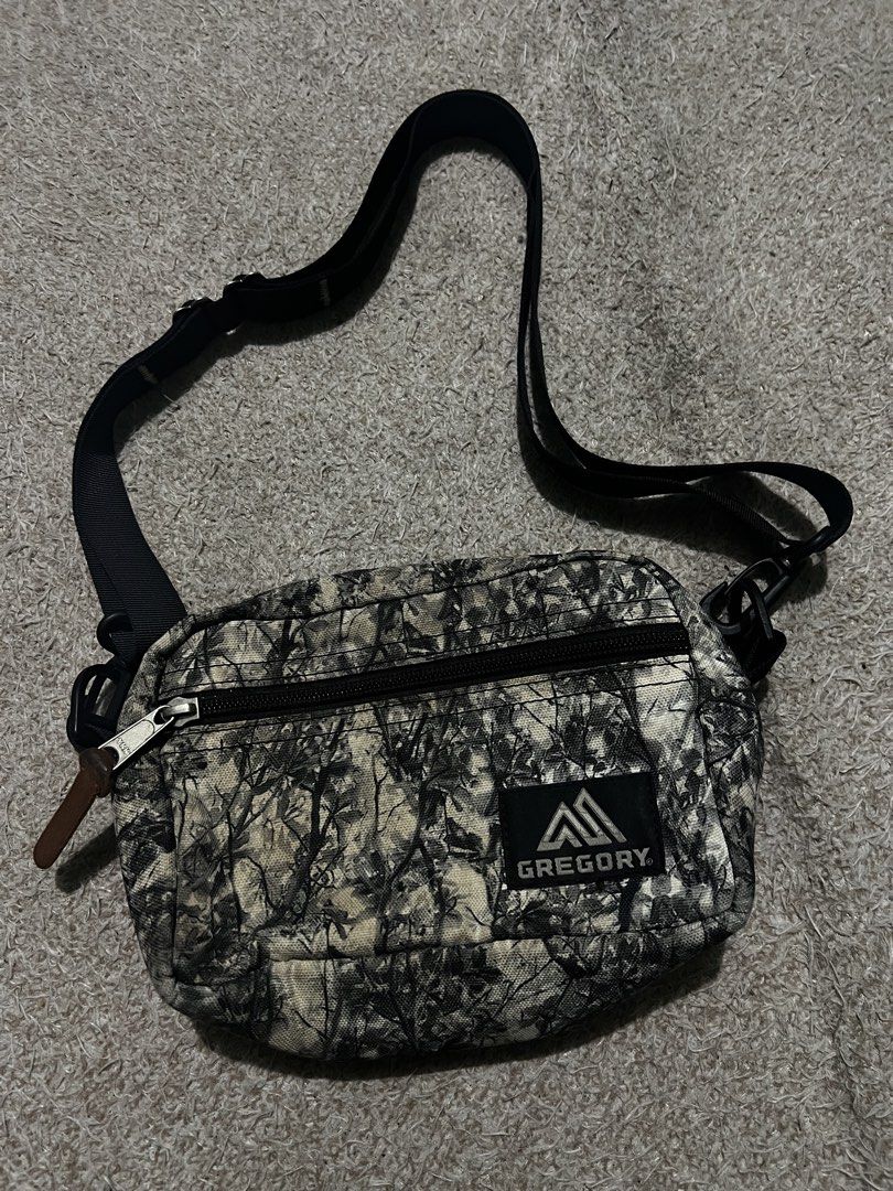 Gregory Padded Shoulder Pouch Sling bag (Category: Sling Bags) located in Mexico. Submitted by iseemiyakee. (Listing ID 1465594084, Image 1). Description: No issue.