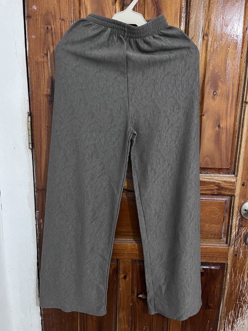 Grey Pleated Wide Leg Pants (Category: Other Bottoms) located in Baguio. Submitted by gbwardrobe (Listing ID 1465614736, Image 1). Description: - Color: Dark Grey - Fit: Relaxed, wide-leg cut with an easy elastic waistband - Material: Textured crinkle fabric - Style: Versatile and simple piece for casual daily outfits .