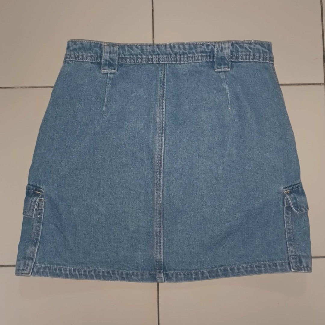 GTWURBAN Denim Cargo Mini Skirt (Category: Skirts) located in Magdalena. Submitted by lianpacle (Listing ID 1465693853, Image 2). Description: - issue: a little faded - best fits 29 mop: gcash, gotyme mod: j&t.