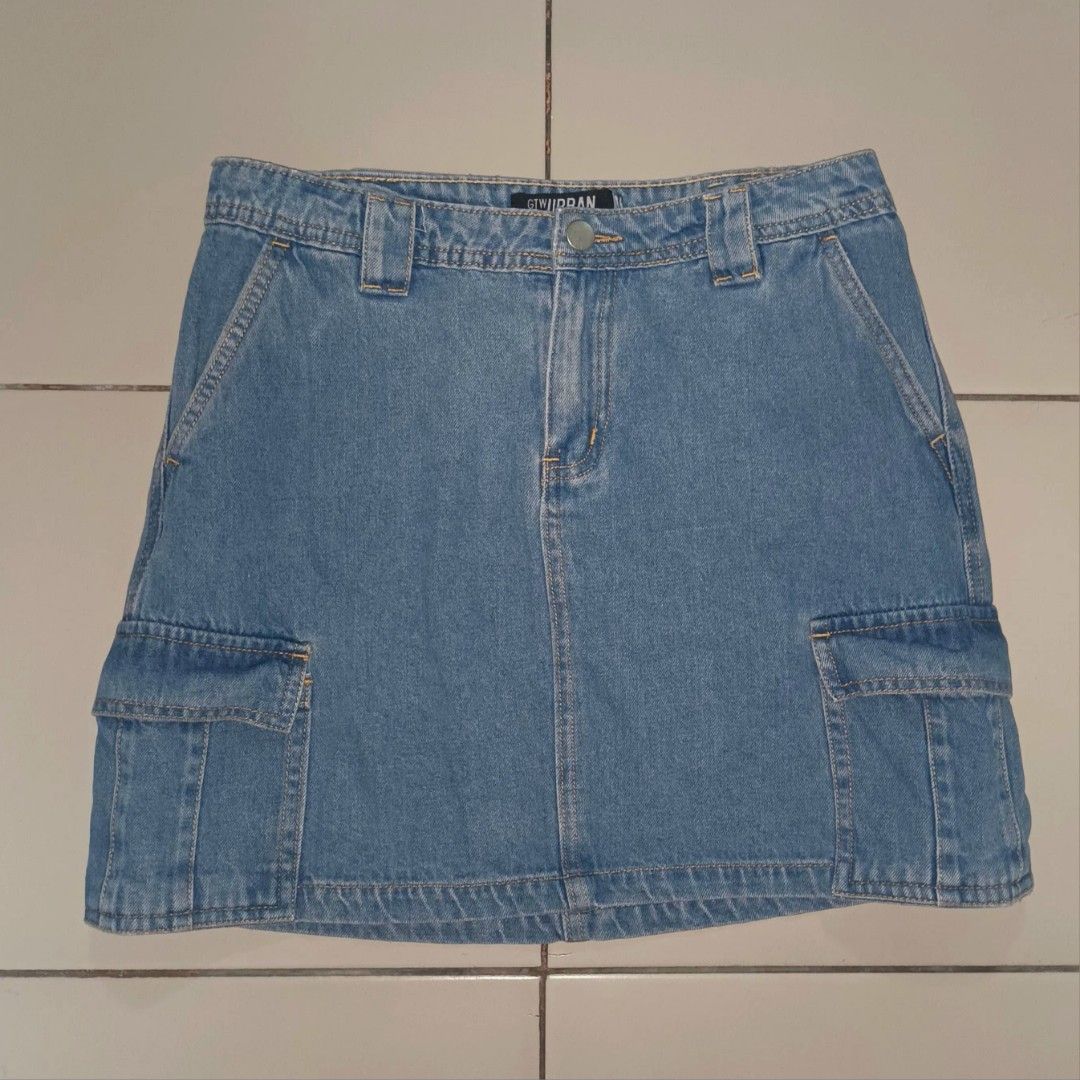 GTWURBAN Denim Cargo Mini Skirt (Category: Skirts) located in Magdalena. Submitted by lianpacle (Listing ID 1465693853, Image 1). Description: - issue: a little faded - best fits 29 mop: gcash, gotyme mod: j&t.