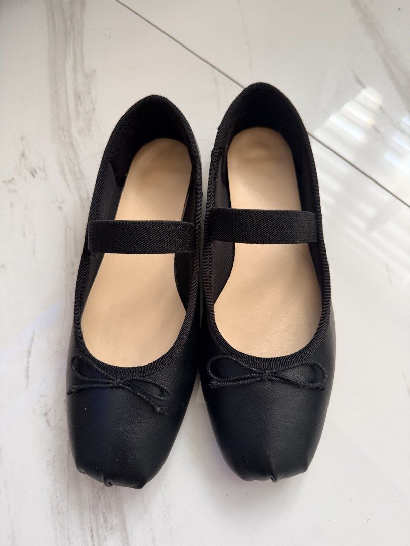 GU Ballet Flats with Elastic Strap (Category: Flats & Sandals) located in Quezon City. Submitted by hjane26 (Listing ID 1465634484, Image 1). Description: - Color: Black - Material: Synthetic leather with tan inner sole - Design: Rounded toe with a small decorative bow - Fit: Stretchy black elastic strap across the top for extra security - Condition: Clean, with minimal signs of wear on soles and uppers - Size: 22.5cm / 5.5 US.