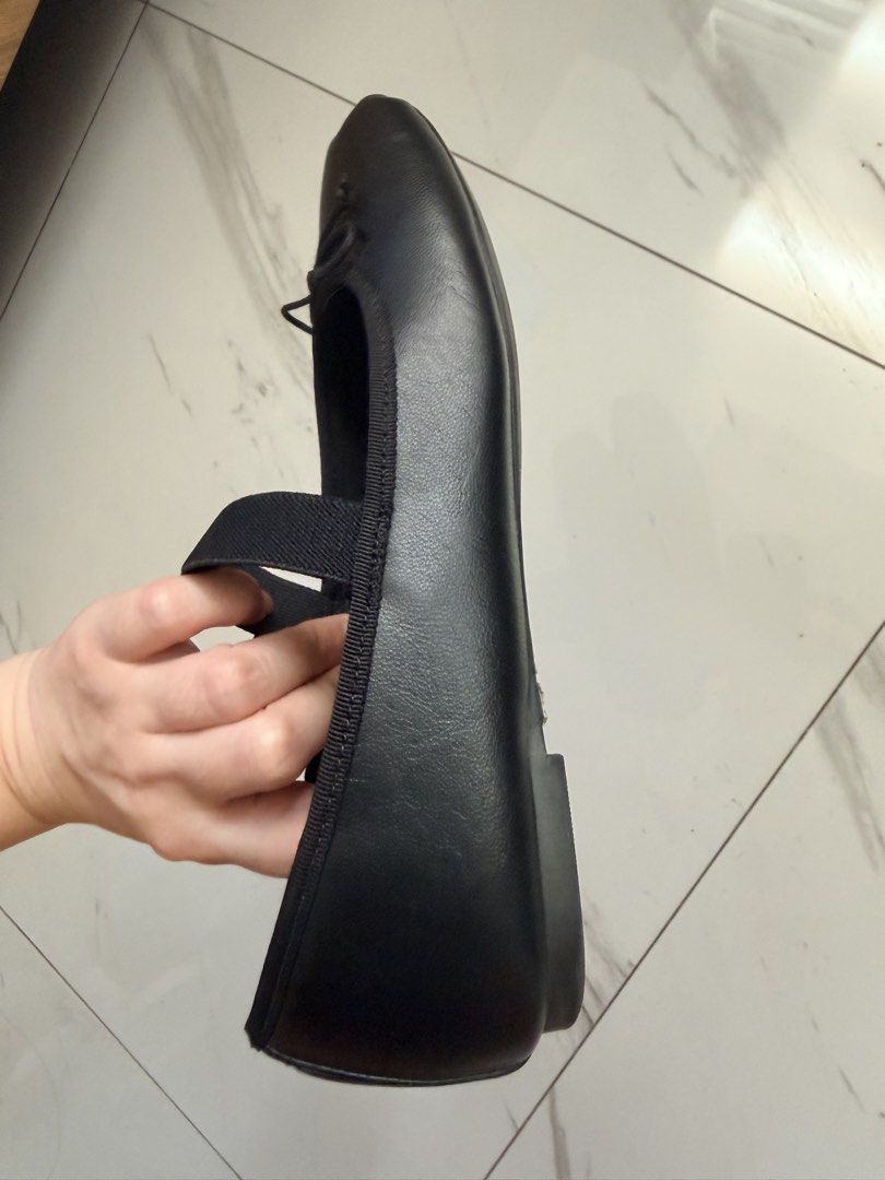 GU Ballet Flats with Elastic Strap (Category: Flats & Sandals) located in Quezon City. Submitted by hjane26 (Listing ID 1465634484, Image 3). Description: - Color: Black - Material: Synthetic leather with tan inner sole - Design: Rounded toe with a small decorative bow - Fit: Stretchy black elastic strap across the top for extra security - Condition: Clean, with minimal signs of wear on soles and uppers - Size: 22.5cm / 5.5 US.