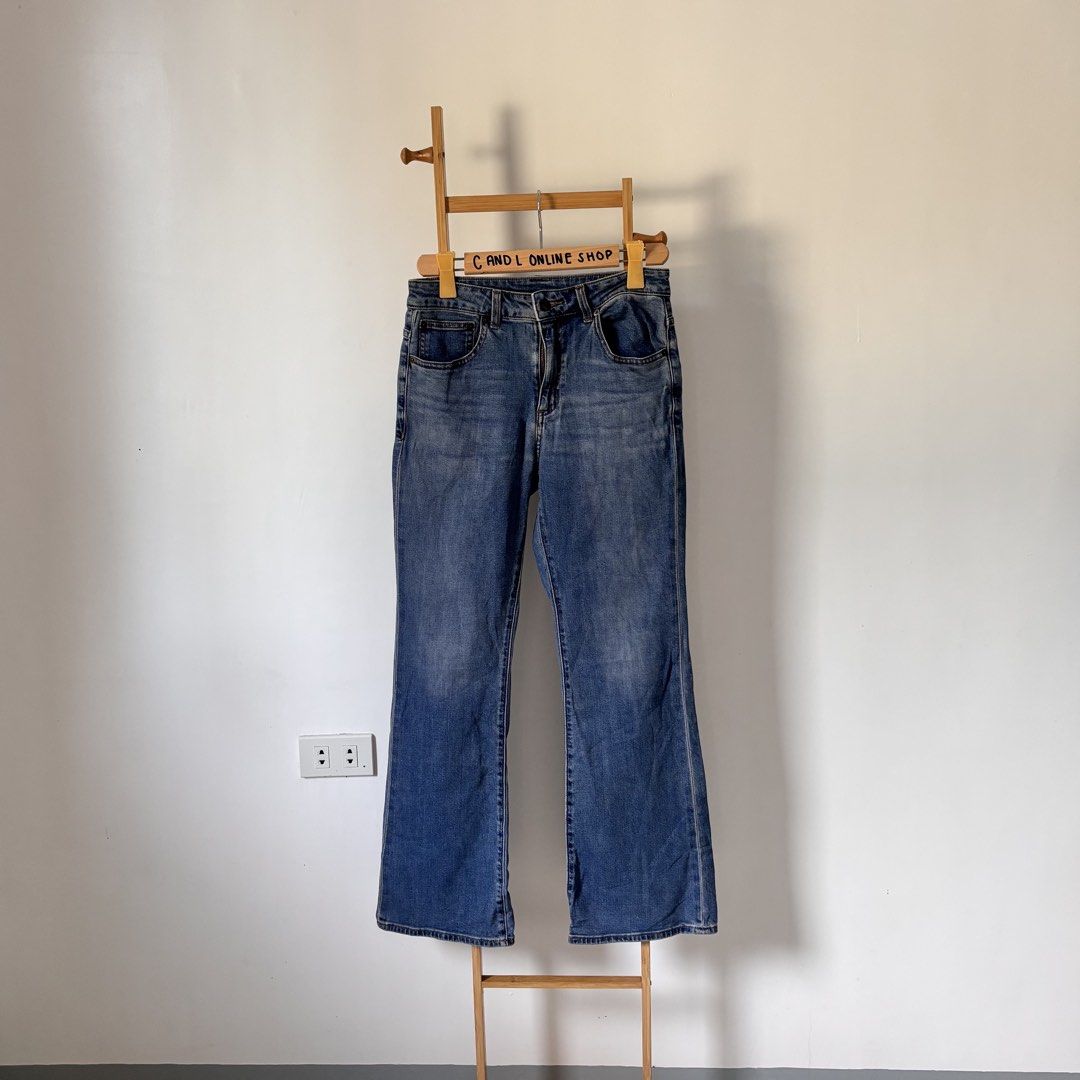 GU by UNIQL0 mid rise flared jeans (Category: Jeans) located in Guiguinto. Submitted by candlonlineshop (Listing ID 1465734027, Image 2). Description: ✨FIRST TO PAY BASIS✨ GU by UNIQL0 mid rise flared jeans Size on tag: large Condition: 9/10 Waist: 26.5” Length: 40” Flaw/s: small tattered ₱300 + sf 📍Bulacan 🚚Sh0pee check out (SPX) | J&T express •Items may have minor unnoticed flaws — please manage your expectations as you are dealing with thrif