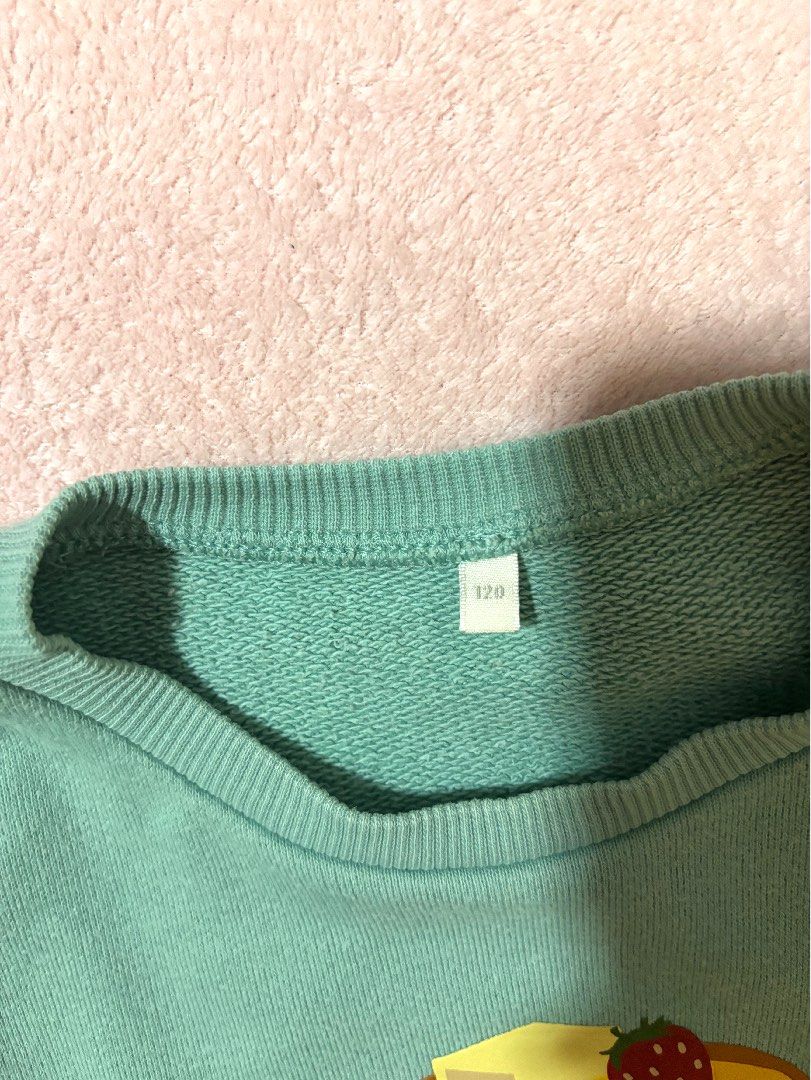 GU Graphic Sweatshirt Pullover (Category: Babies & Kids Fashion) located in Quezon City. Submitted by closettreasure123 (Listing ID 1465619054, Image 2). Description: 6-7 yrs old.