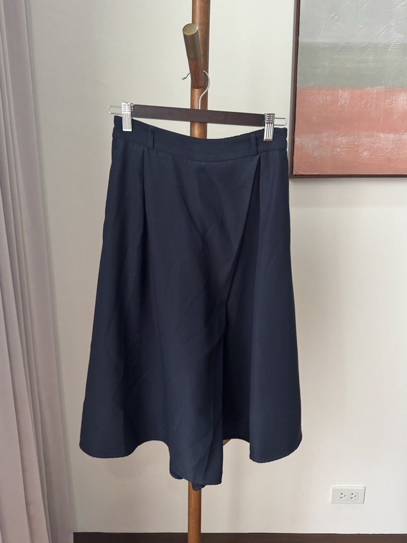 GU Navy Blue Pleated Culottes (Category: Skirts) located in Pasig City. Submitted by kutleyn (Listing ID 1465697234, Image 1). Description: - Brand: GU - Color: Navy blue - Size: S (Brand new with tag attached) - Material: 100% polyester (lightweight and flowy) - Fit: Elastic waistband at the back for easy comfort - Design: Pleated front that creates a stylish skirt-like look - Condition: Brand new, never worn - Ideal for: Casual outings, office 