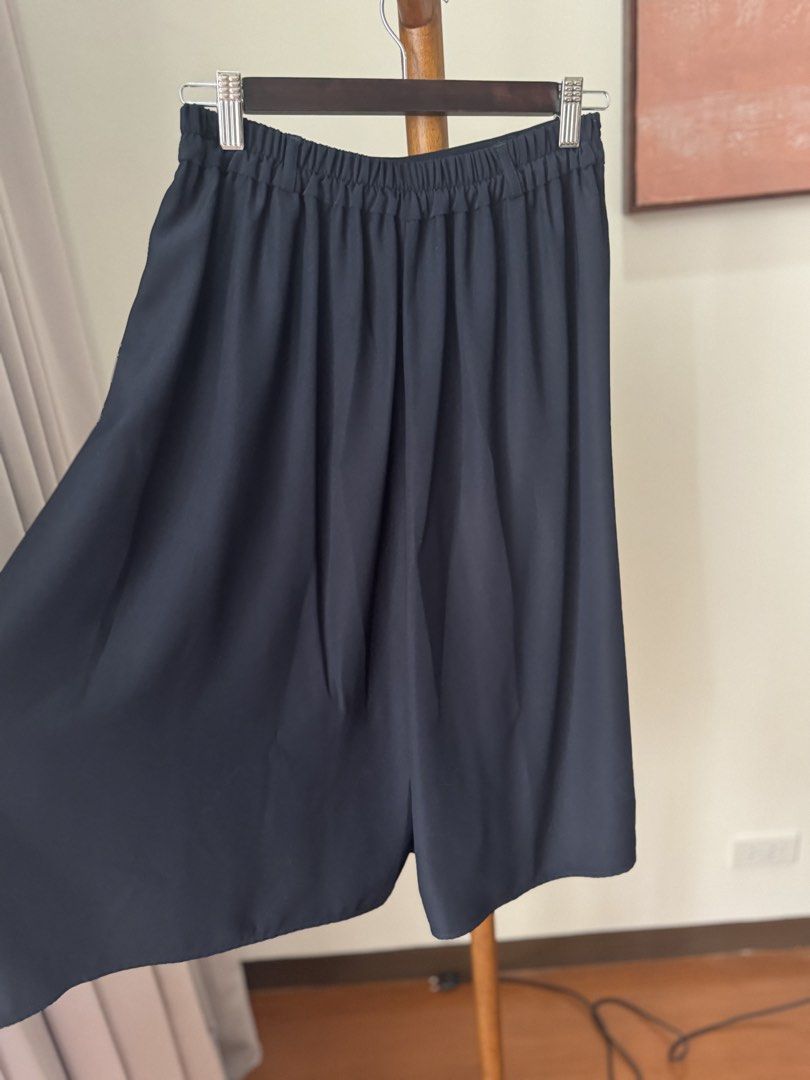 GU Navy Blue Pleated Culottes (Category: Skirts) located in Pasig City. Submitted by kutleyn (Listing ID 1465697234, Image 2). Description: - Brand: GU - Color: Navy blue - Size: S (Brand new with tag attached) - Material: 100% polyester (lightweight and flowy) - Fit: Elastic waistband at the back for easy comfort - Design: Pleated front that creates a stylish skirt-like look - Condition: Brand new, never worn - Ideal for: Casual outings, office 