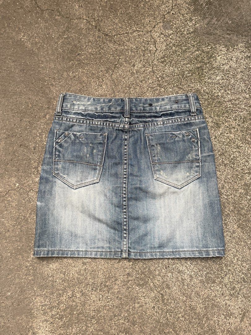 GU TIAN SEN Denim Mini Skirt (Category: Skirts) located in Davao. Submitted by riab_qt (Listing ID 1465592407, Image 3). Description: - SIZE: 27” LENGTH: 16” - Brand: GU TIAN SEN - Style: Classic Y2K low-rise light wash denim skirt - Details: Whiskering and fading throughout for a vintage look - Closure & Fit: Front button closure with belt loops - Pockets: Two front pockets and two back flap pockets with button details - Condition: Raw finish on