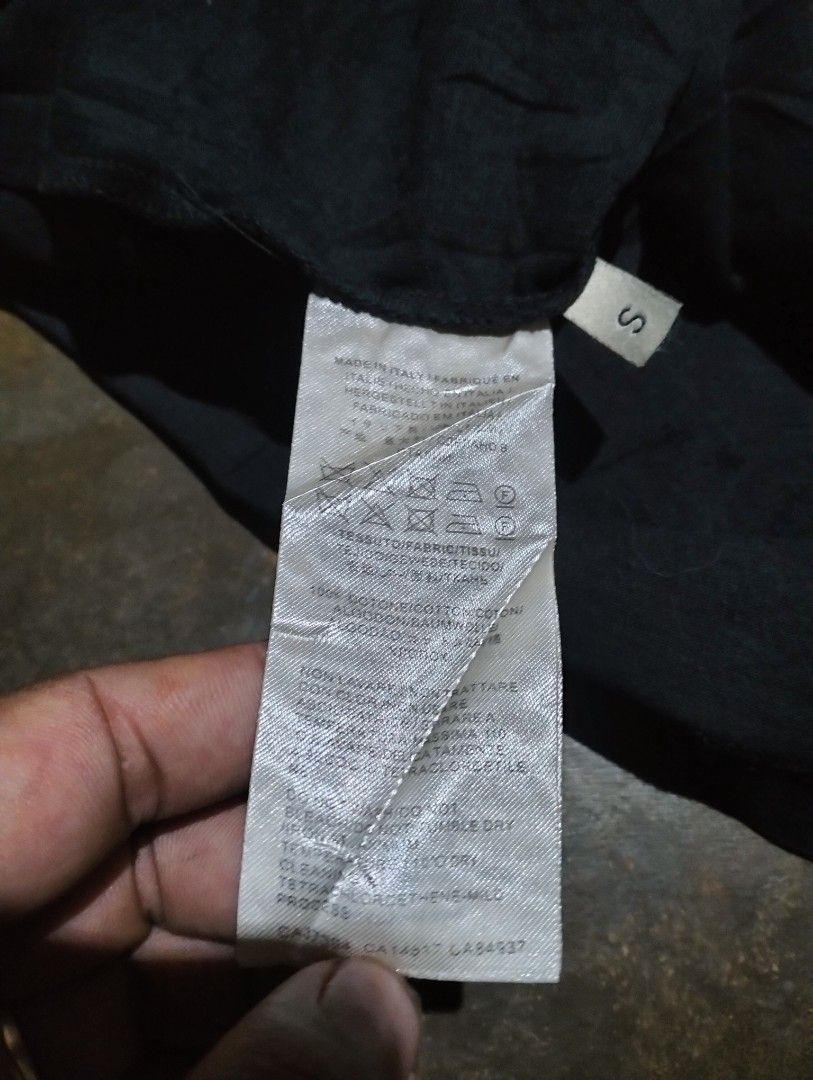 GUCCI GRAFFIC SHIRT (Category: Luxury Apparel) located in Solana. Submitted by allgoodst.s (Listing ID 1465714678, Image 2). Description: GUCCI GRAFFIC SHIRT CAT DESIGN GOOD CONDITION MEDIUM TO large 9/10 CR MISSING NECK TAG, INTACK WASH TAGS hairline crack.