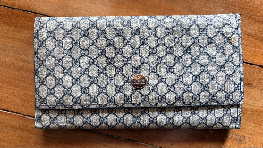 Gucci long wallet (Category: Luxury Bags & Wallets) located in San Pascual. Submitted by s3resale (Listing ID 1465589637, Image 1). Description: See photos last photo slight signs of usage. J&t Payment First Gcash/gotym No long reservation. Fixed pric.