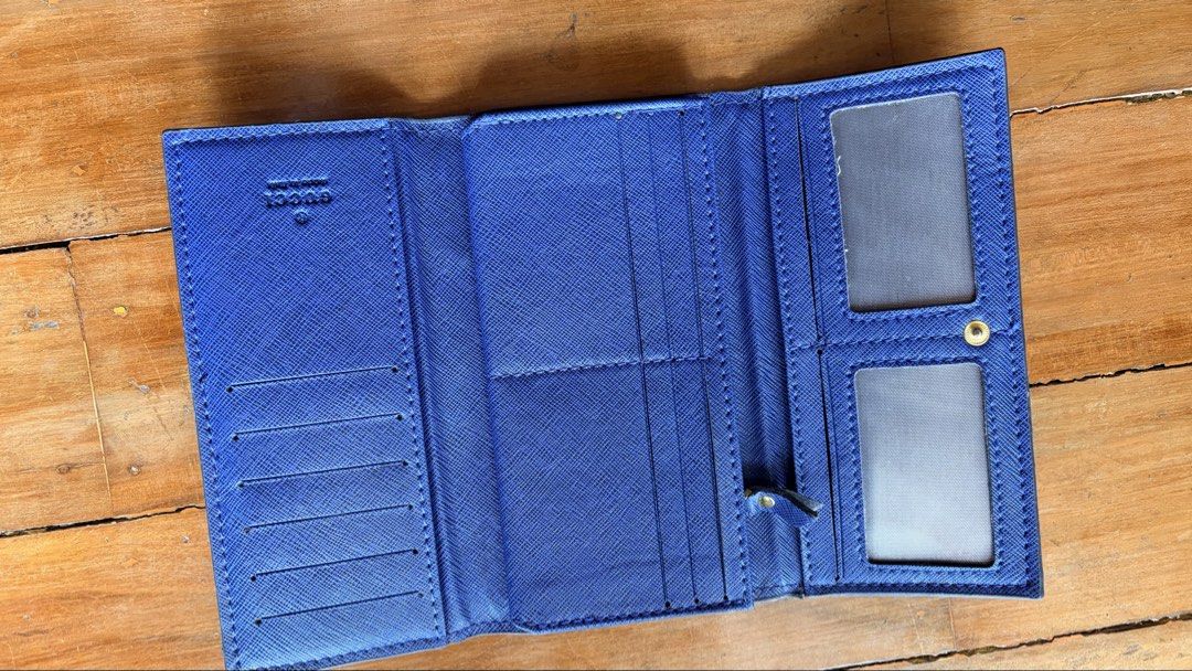 Gucci long wallet (Category: Luxury Bags & Wallets) located in San Pascual. Submitted by s3resale (Listing ID 1465589637, Image 3). Description: See photos last photo slight signs of usage. J&t Payment First Gcash/gotym No long reservation. Fixed pric.