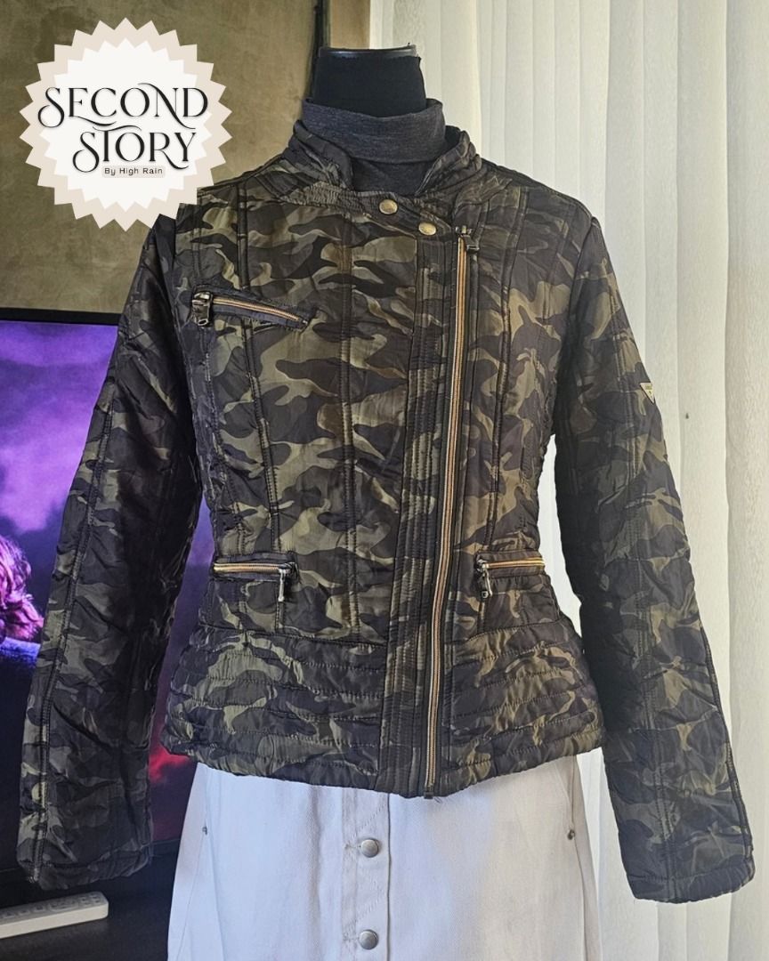 Guess Camouflage Puffer Jacket (Category: Coats, Jackets and Outerwear) located in Cavite. Submitted by secondstorybyhighrain (Listing ID 1465598778, Image 1). Description: - Brand: Guess - Color/Pattern: Green camouflage - Details: Metal triangle logo badge on chest, full zip front closure - Material/Feature: Quilted fabric for extra warmth - Style: Great casual winter layer B 38 L 22.