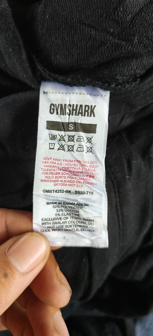 Gymshark Black Sweatpants Joggers Size S (Category: Joggers) located in Pili. Submitted by fiercestorm.fcba92 (Listing ID 1465690455, Image 3). Description: - Brand: Gymshark - Color: Black - Size: Small (S) - Material: Polyester, cotton, and elastane blend for ultimate comfort - Design: Drawstring waistband, cuffed ankles, and embroidered logo near the hip - Best for: Workouts, running errands, or casual lounging - Condition: Excellent / Ready t