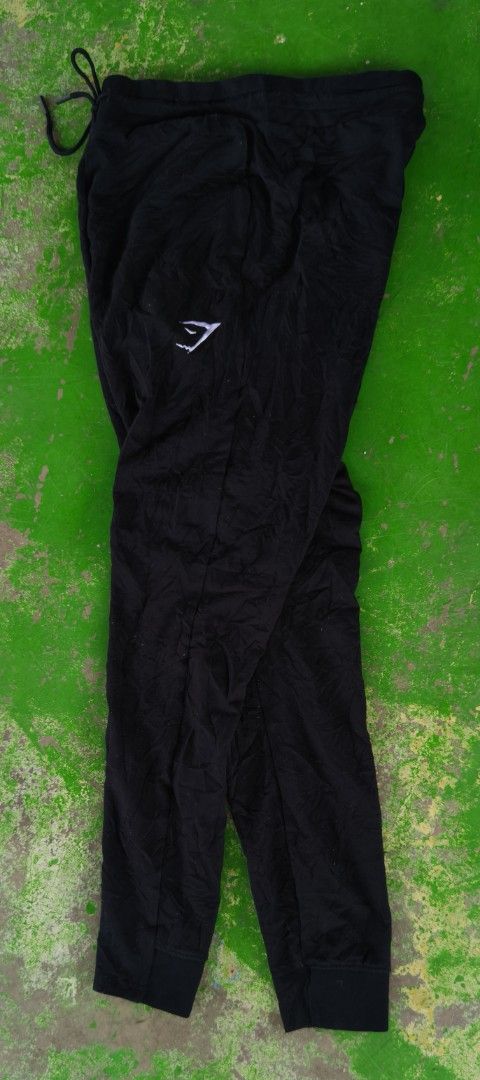 Gymshark Black Sweatpants Joggers Size S (Category: Joggers) located in Pili. Submitted by fiercestorm.fcba92 (Listing ID 1465690455, Image 1). Description: - Brand: Gymshark - Color: Black - Size: Small (S) - Material: Polyester, cotton, and elastane blend for ultimate comfort - Design: Drawstring waistband, cuffed ankles, and embroidered logo near the hip - Best for: Workouts, running errands, or casual lounging - Condition: Excellent / Ready t