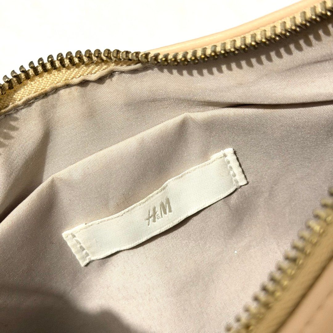 PRELOVED H & M Beige Chain Shoulder Bag (Category: Shoulder Bags) located in Manila. Submitted by thrifttt.com (Listing ID 1465603529, Image 3). Description: •Authentic • Color: Beige / Nude • Condition: Preloved (With minimal signs of usage/flaws — manage expectations) • Details: Trendy shoulder bag with gold chain strap *Mode of payment: Gcash only *No COD.