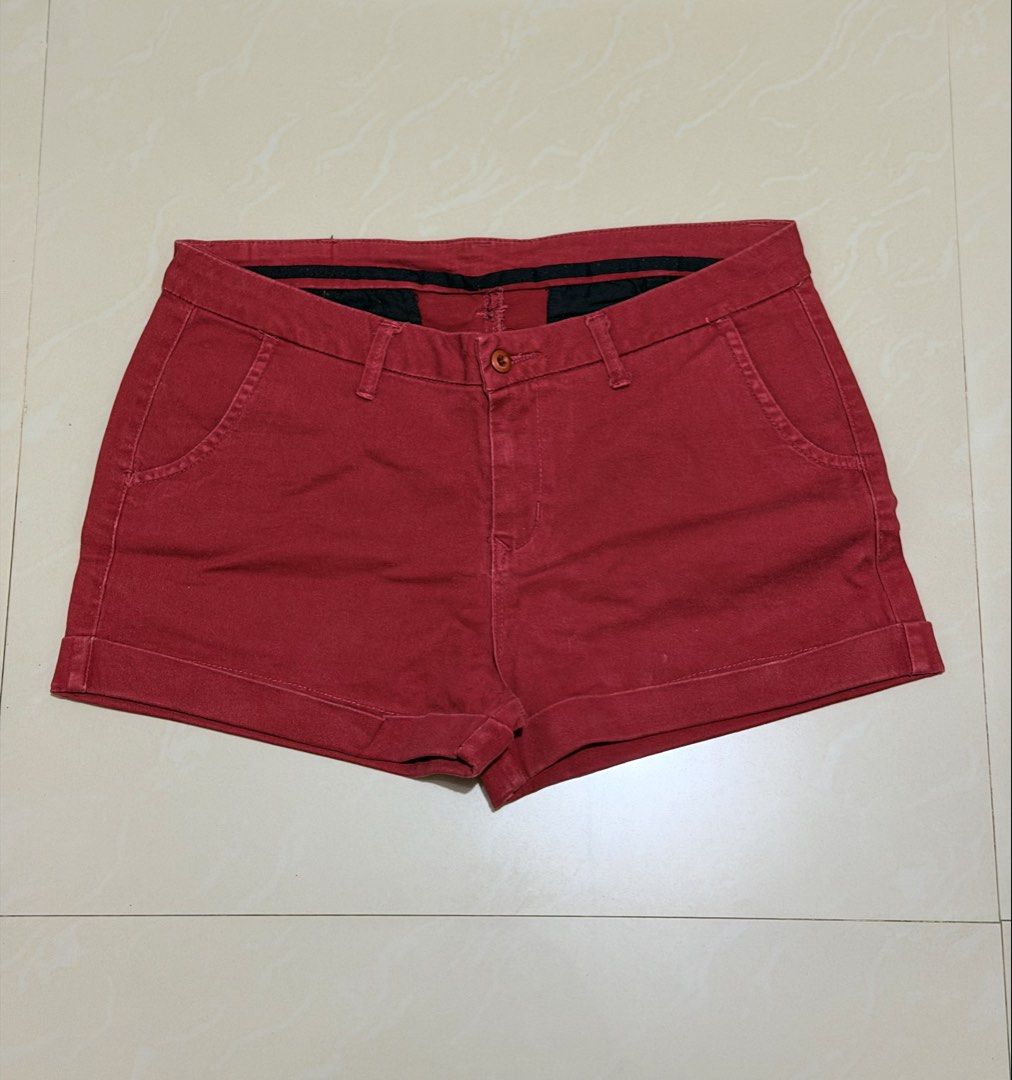 Herbench Short (Category: Shorts) located in Hermosa. Submitted by laviajeraph (Listing ID 1465585303, Image 1). Description: 🩳✨ SHORTS FOR SALE‼️ — CLOSET FINDS! ✨ Comfy pieces looking for a new home. 🏠🩷 📌 Please check photos for the actual item and details First come, first served! 🛍️.
