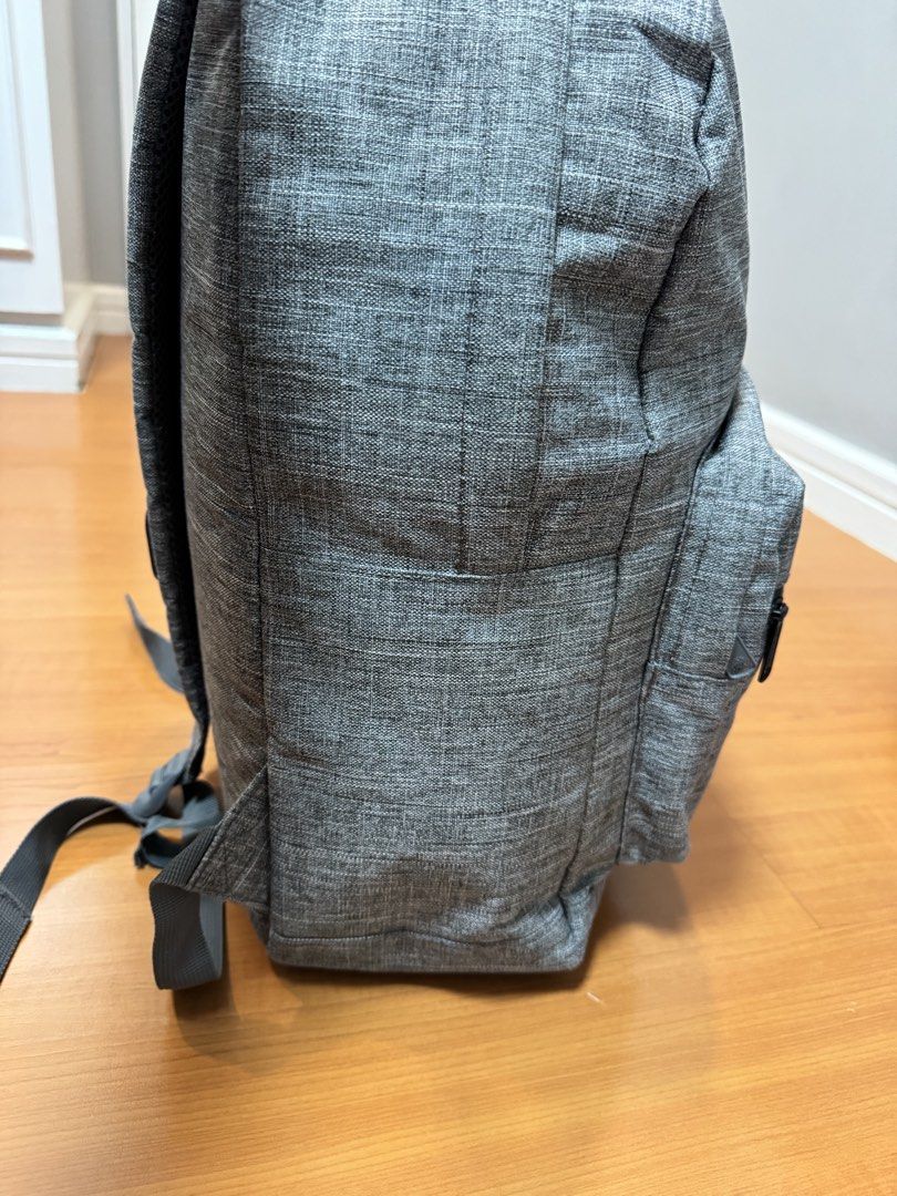 Herschel Pop Quiz Backpack 22L (Category: Backpacks) located in Paranaque City. Submitted by prp1986 (Listing ID 1465664286, Image 3). Description: Original Herschel Pop Quiz Backpack 22L -Signature striped liner -Padded and fleece lined 15" laptop sleeve -Zippered front pocket with organizers and key clip -Front storage sleeve with waterproof zipper -Fleece lined sunglasses compartment - Well equipped for school and work essentials, the Pop Quiz