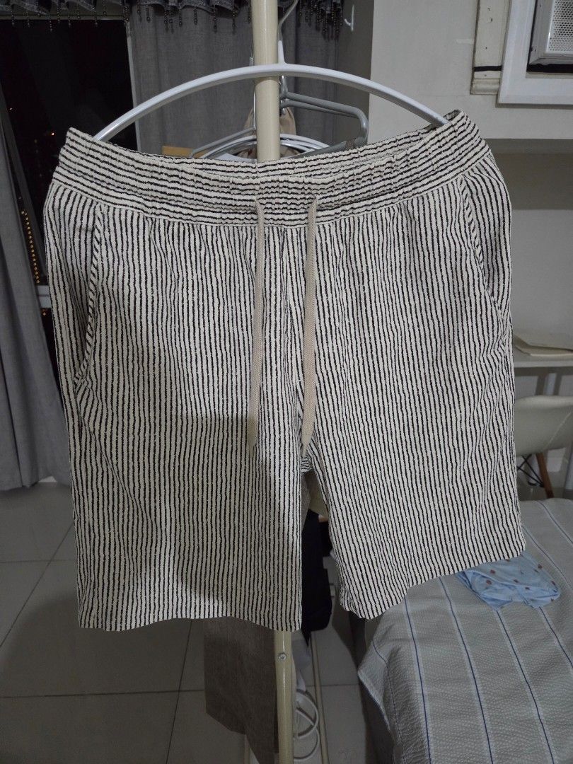 H&M and Zara Men Bottoms (Category: Shorts) located in Makati City. Submitted by maaka001 (Listing ID 1465709927, Image 1). Description: Selling a bundle of 3 shorts (Zara & H&M) for ₱700. All bought in 2026 and in excellent condition. Size 29. 1. Zara Shorts (RRP 2290) 2. H&M Shorts (RRP 1990) 3. H&M Long Shorts (RRP 1990).