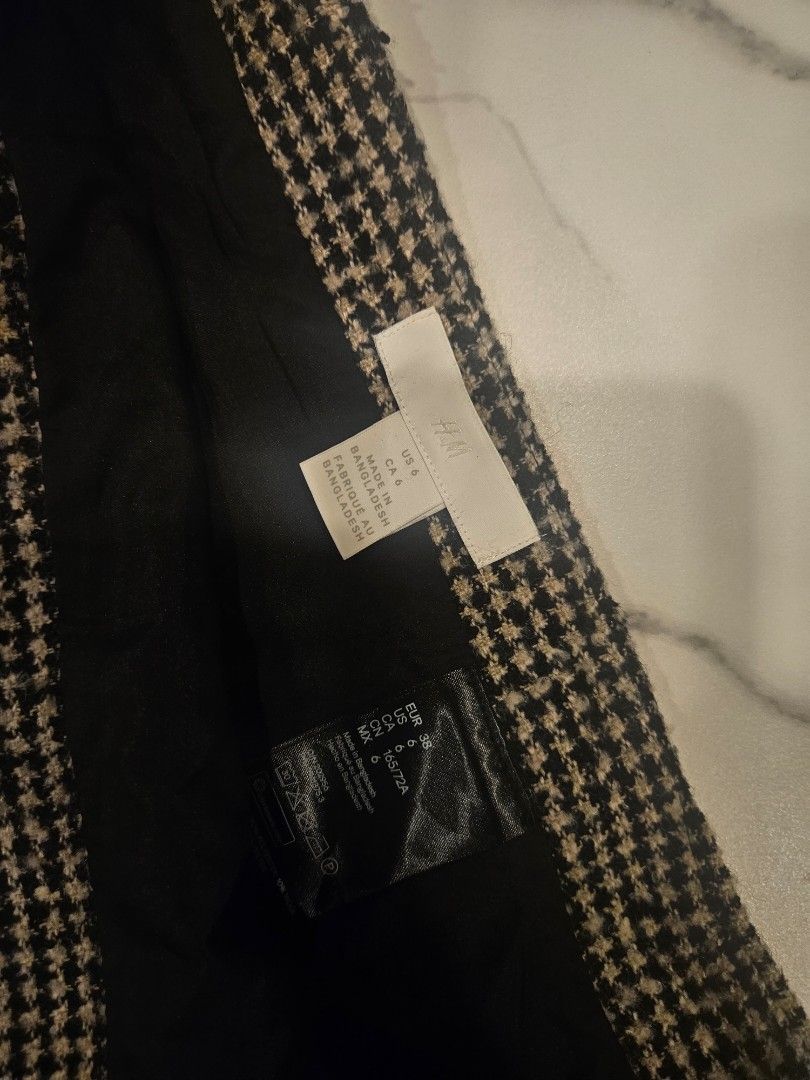 H&M Black and White Houndstooth Skirt (Category: Skirts) located in Muntinlupa City. Submitted by aremvy (Listing ID 1465633912, Image 2). Description: Preloved H&M Houndstooth / Plaid check pattern skirt - Size: US 6 / EUR 38 - Material/Texture: Structured tweed-like fabric with full lining for comfort - Closure: Hidden side zipper with small button - Condition: Great for pairing with sweaters or basic tops.