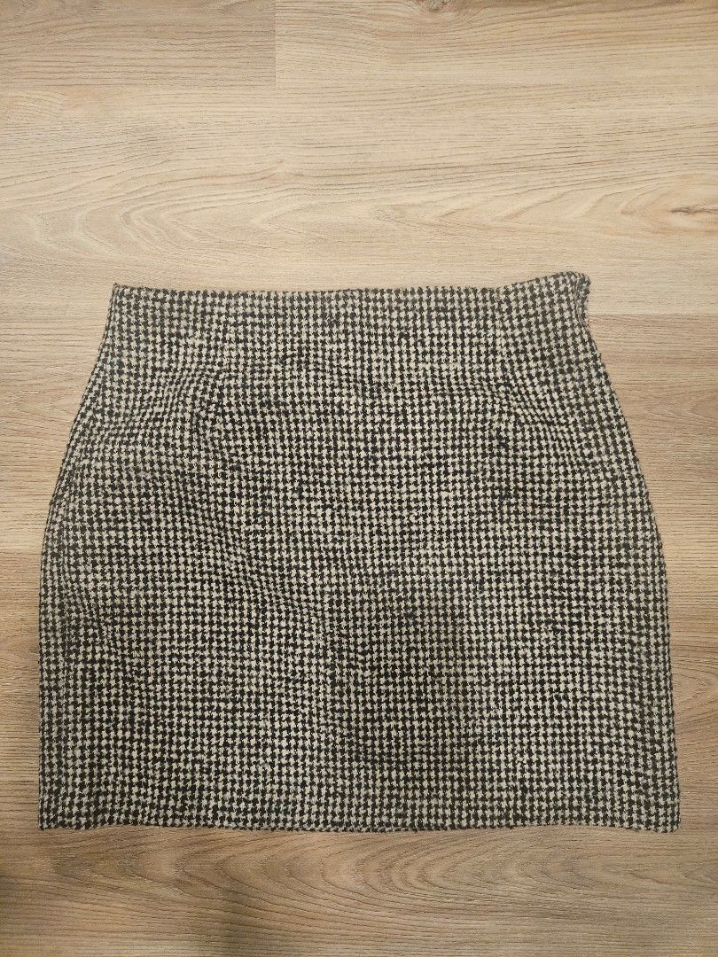 H&M Black and White Houndstooth Skirt (Category: Skirts) located in Muntinlupa City. Submitted by aremvy (Listing ID 1465633912, Image 1). Description: Preloved H&M Houndstooth / Plaid check pattern skirt - Size: US 6 / EUR 38 - Material/Texture: Structured tweed-like fabric with full lining for comfort - Closure: Hidden side zipper with small button - Condition: Great for pairing with sweaters or basic tops.