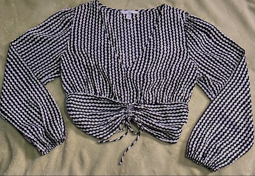 H&M blk&wht zigzag pattern vneck adjustable drawstring (Category: Blouses) located in Cavite. Submitted by chicfinds.moon (Listing ID 1465690766, Image 1). Description: ✨best fit for medium-semilarge. Girls w/bust size of 36-38 ✨for semi-formal ootd.