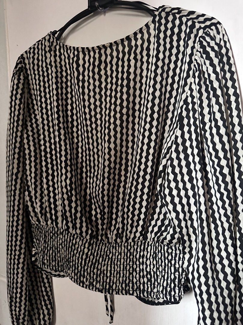 H&M blk&wht zigzag pattern vneck adjustable drawstring (Category: Blouses) located in Cavite. Submitted by chicfinds.moon (Listing ID 1465690766, Image 3). Description: ✨best fit for medium-semilarge. Girls w/bust size of 36-38 ✨for semi-formal ootd.