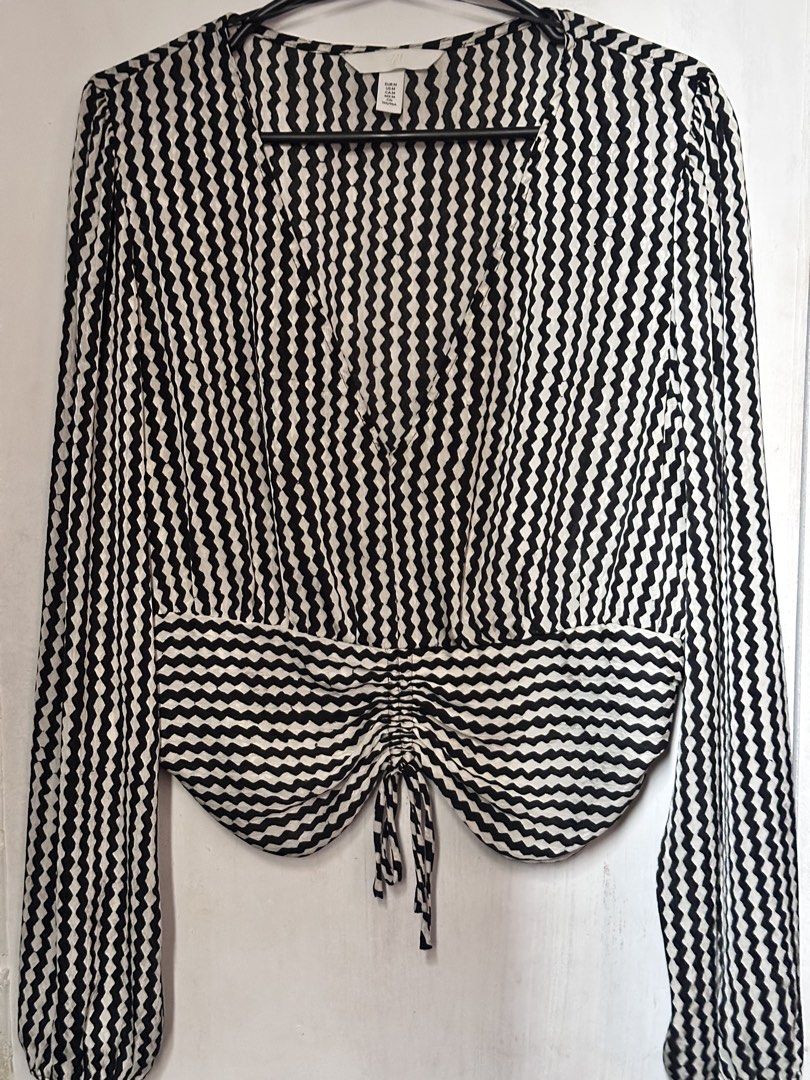 H&M blk&wht zigzag pattern vneck adjustable drawstring (Category: Blouses) located in Cavite. Submitted by chicfinds.moon (Listing ID 1465690766, Image 2). Description: ✨best fit for medium-semilarge. Girls w/bust size of 36-38 ✨for semi-formal ootd.