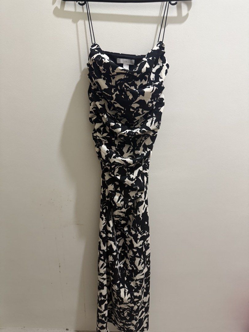 H&M Bodycon Dress (Category: Dresses) located in Pasig City. Submitted by denzales16 (Listing ID 1465631198, Image 1). Description: 🌸Iloilo Location 🌸Good as New 🌸Size: XXS Slim Fit Bodycon 🌸Mode of Payment: GCash 🌸Shipping: J&T Express .