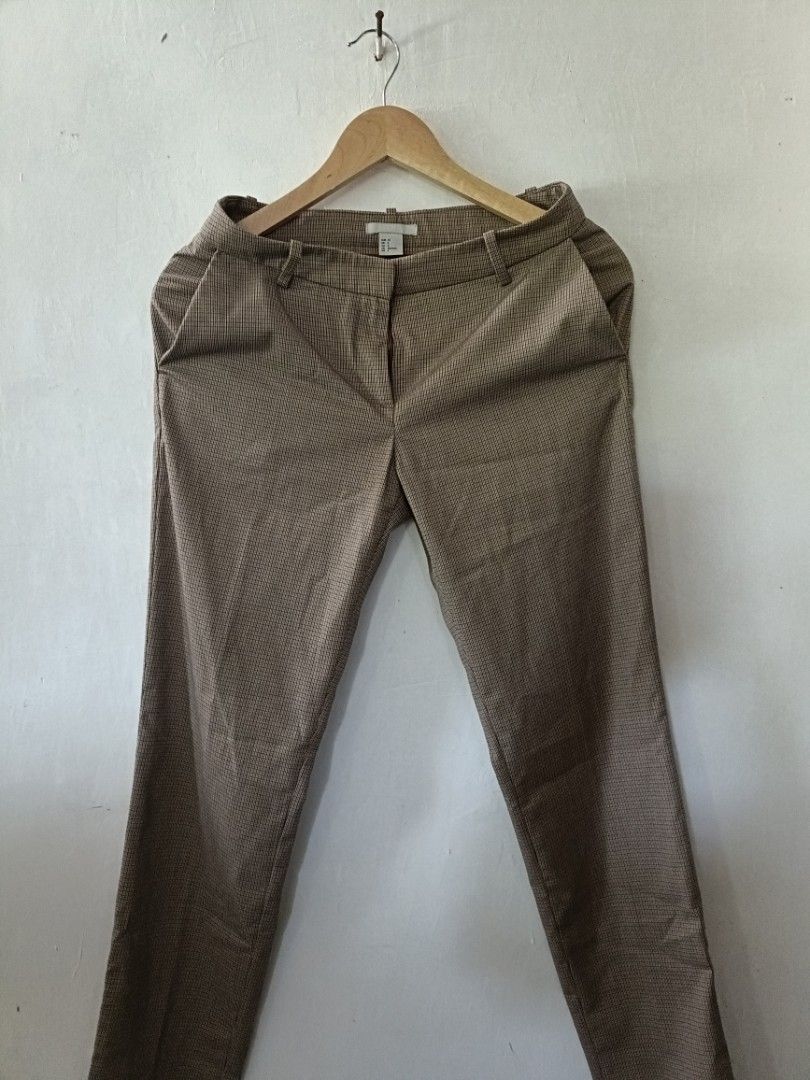 H&M Brown Houndstooth Slim-Fit Trousers (Category: Jeans) located in Las Pinas. Submitted by bckhood_thrift_store (Listing ID 1465680538, Image 1). Description: H&M Brown Houndstooth Slim-Fit Trousers Size 34 L 38.5 x 14.5 W Inseam 29 Leg Open 6 Excellent Condition No issue Lalabhan lang ₱400 💵💵 DM ME 📩📩 Laspiñas Loc 📍.