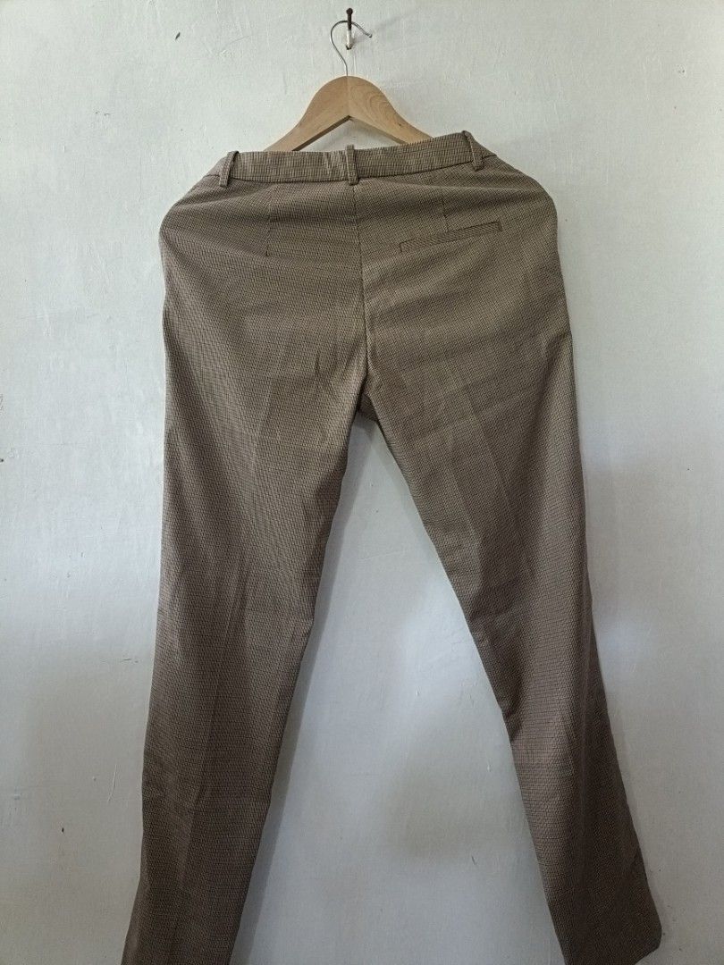 H&M Brown Houndstooth Slim-Fit Trousers (Category: Jeans) located in Las Pinas. Submitted by bckhood_thrift_store (Listing ID 1465680538, Image 2). Description: H&M Brown Houndstooth Slim-Fit Trousers Size 34 L 38.5 x 14.5 W Inseam 29 Leg Open 6 Excellent Condition No issue Lalabhan lang ₱400 💵💵 DM ME 📩📩 Laspiñas Loc 📍.