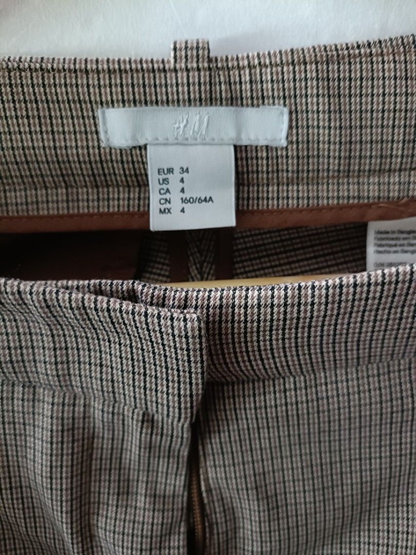H&M Brown Houndstooth Slim-Fit Trousers (Category: Jeans) located in Las Pinas. Submitted by bckhood_thrift_store (Listing ID 1465680538, Image 3). Description: H&M Brown Houndstooth Slim-Fit Trousers Size 34 L 38.5 x 14.5 W Inseam 29 Leg Open 6 Excellent Condition No issue Lalabhan lang ₱400 💵💵 DM ME 📩📩 Laspiñas Loc 📍.