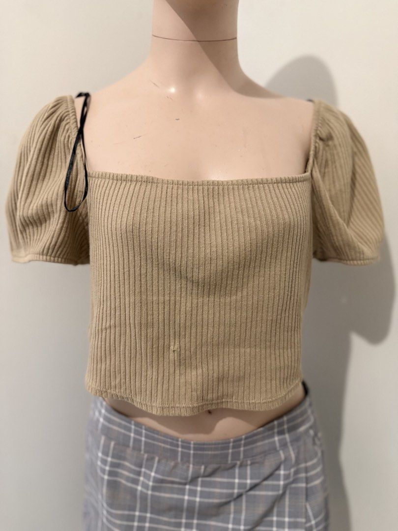 H&M Brown Square Neck Ribbed Crop Top (Category: Sleeveless) located in Cebu City. Submitted by cleverstorm.f1a902 (Listing ID 1465742340, Image 3). Description: I bought this wrap skirt for 600 at SM Uniqlo Cebu and I’m selling it for 300, which is half the original size. - Brand: H&M - Color: Beige brown - Size: L (EUR L, US L) - Material: Ribbed knit fabric - Details: Square neckline, short puff sleeves, cropped fit - Condition/Style: Wardrobe