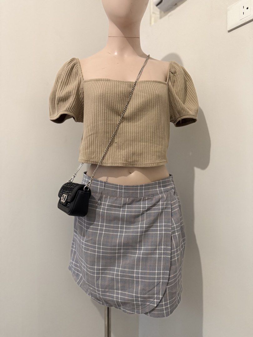H&M Brown Square Neck Ribbed Crop Top (Category: Sleeveless) located in Cebu City. Submitted by cleverstorm.f1a902 (Listing ID 1465742340, Image 2). Description: I bought this wrap skirt for 600 at SM Uniqlo Cebu and I’m selling it for 300, which is half the original size. - Brand: H&M - Color: Beige brown - Size: L (EUR L, US L) - Material: Ribbed knit fabric - Details: Square neckline, short puff sleeves, cropped fit - Condition/Style: Wardrobe