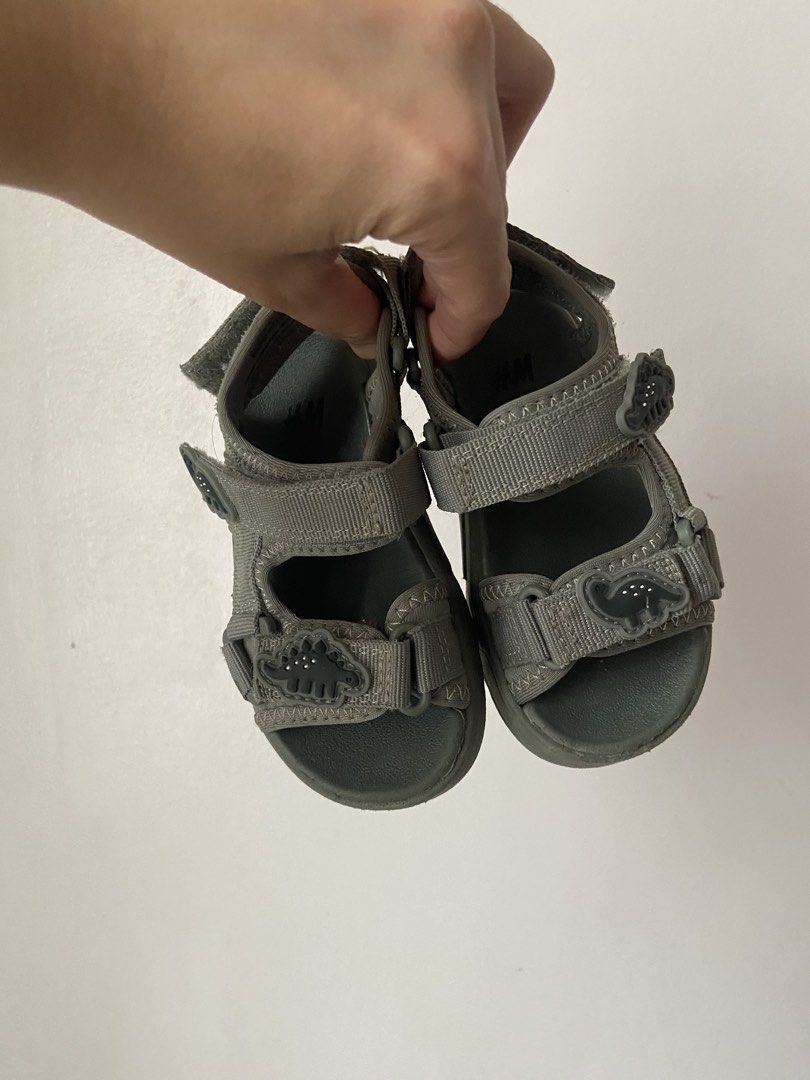H&M dinosaur kids sandals (Category: Babies & Kids Fashion) located in Manila. Submitted by eriiidump (Listing ID 1465645187, Image 1). Description: 999 original price sa h&m Nakalakihan na di masyadong nagamit.
