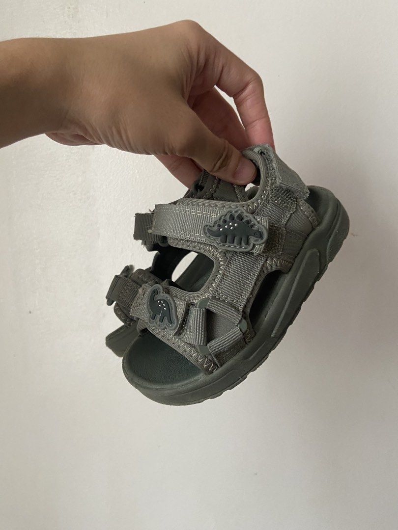 H&M dinosaur kids sandals (Category: Babies & Kids Fashion) located in Manila. Submitted by eriiidump (Listing ID 1465645187, Image 3). Description: 999 original price sa h&m Nakalakihan na di masyadong nagamit.