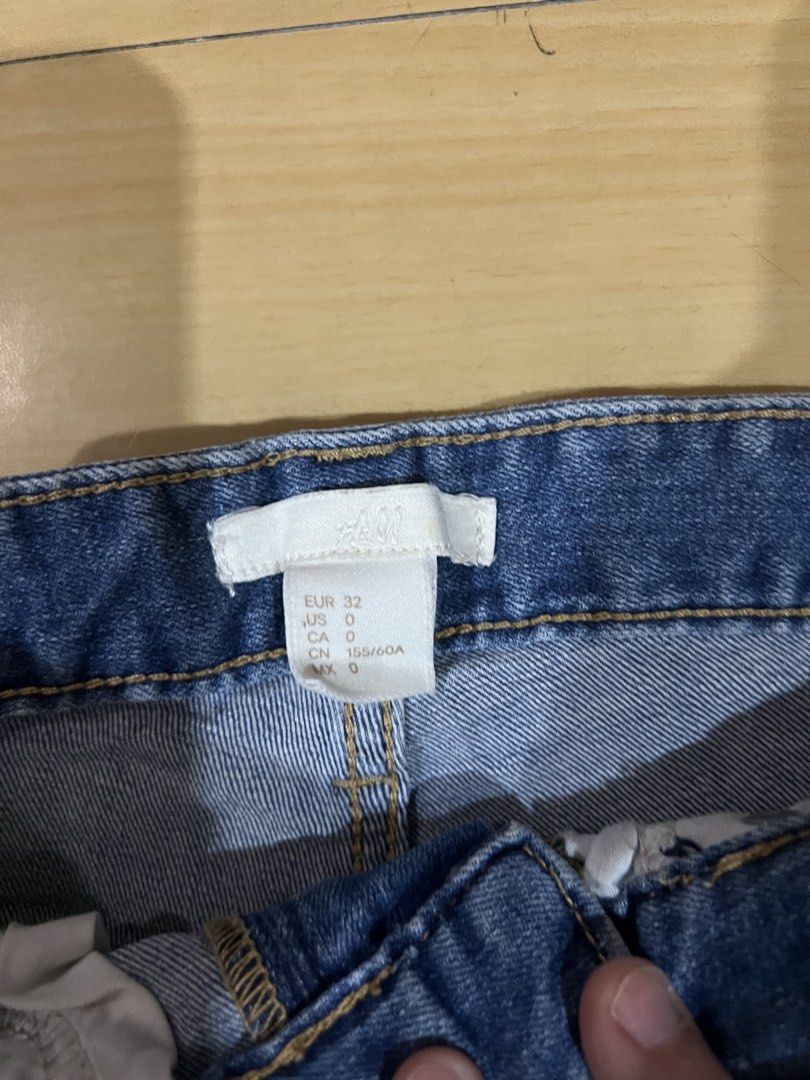 H&M Distressed Denim Shorts (Category: Shorts) located in Quezon City. Submitted by awidenise (Listing ID 1465673134, Image 2). Description: .