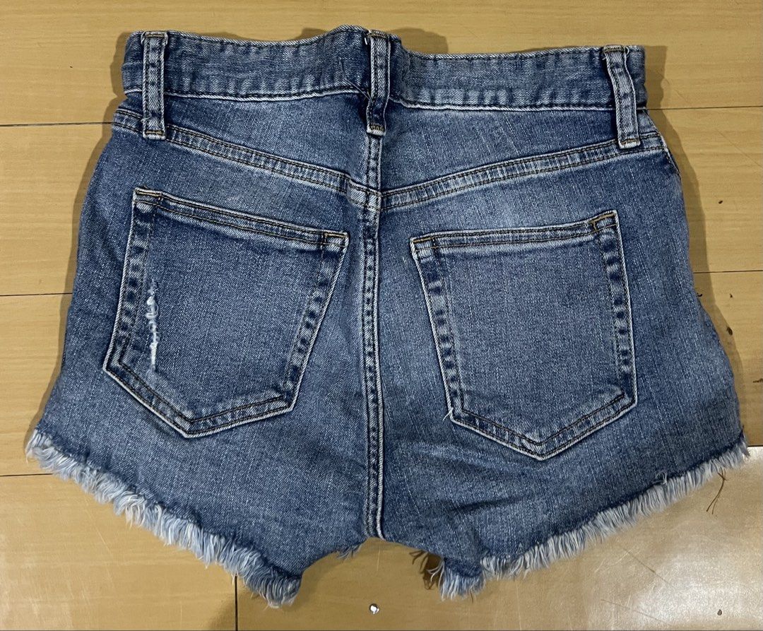 H&M Distressed Denim Shorts (Category: Shorts) located in Quezon City. Submitted by awidenise (Listing ID 1465673134, Image 3). Description: .