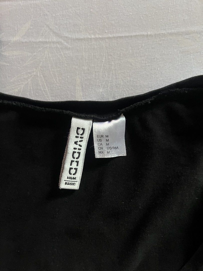 H&M Divided Black Basic T-Shirt Size M (Category: Shirts) located in Quezon City. Submitted by katedeclutter (Listing ID 1465590857, Image 2). Description: - Brand: Divided by H&M - Color: Black - Size: Medium.